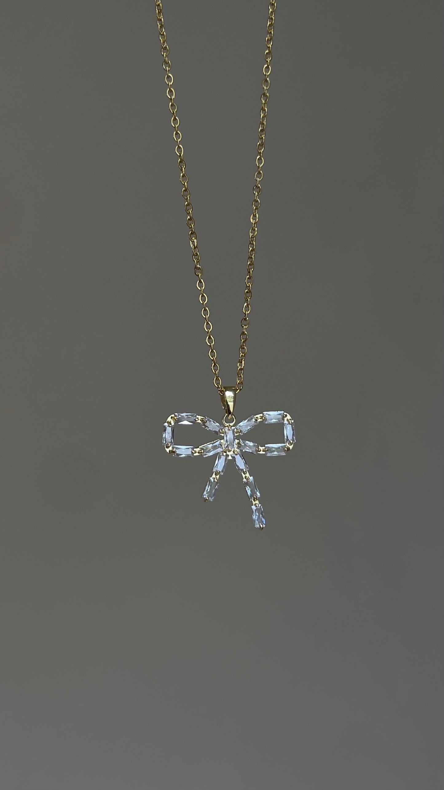 Shiny bow necklace