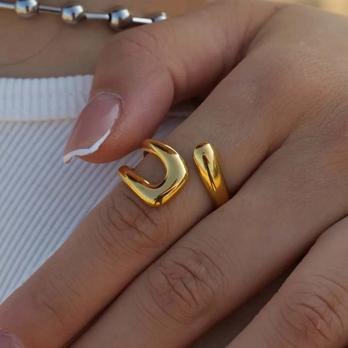 Half twist ring